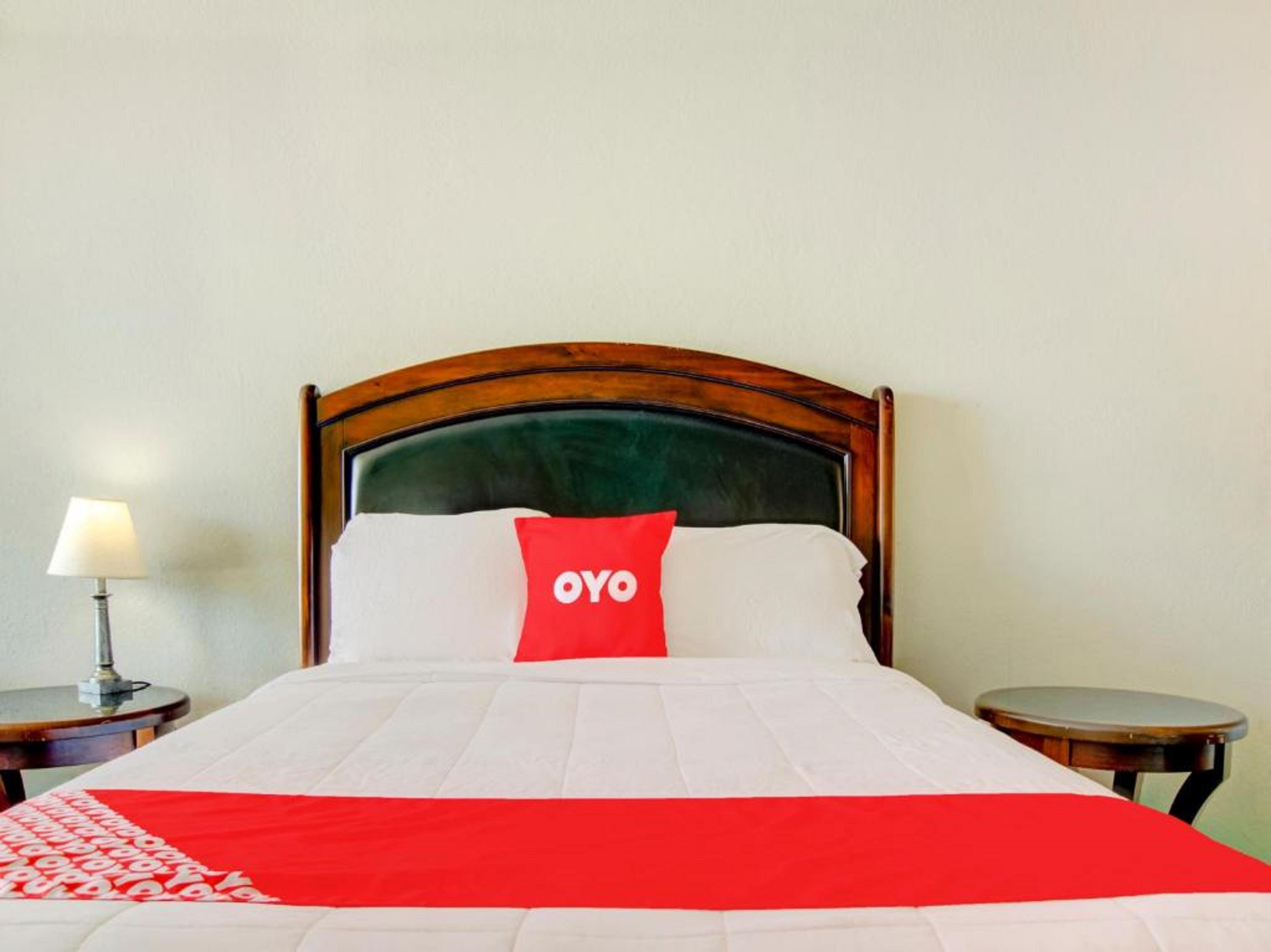 Oyo Hotel Dundee By Crystal Lake Exterior photo